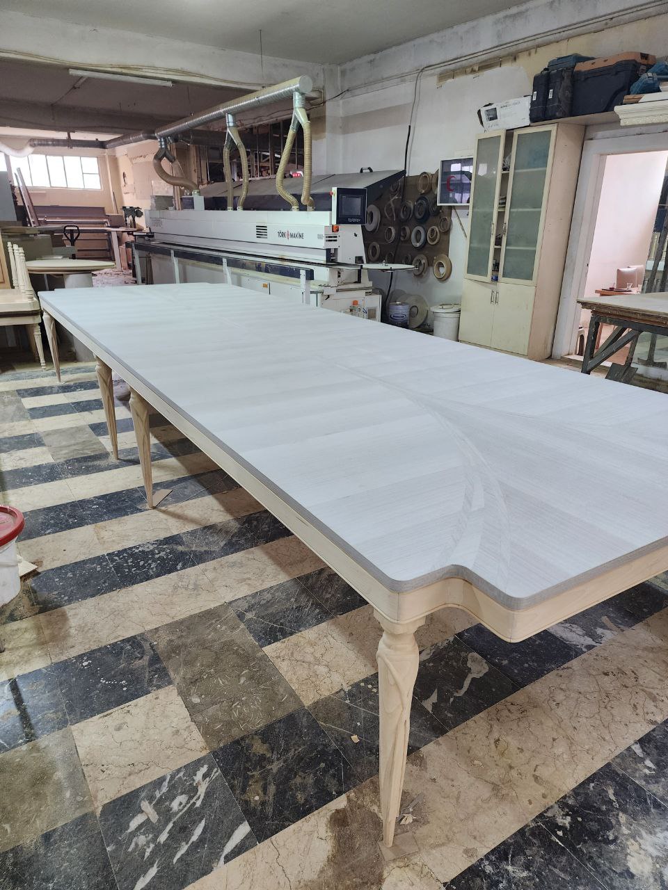 Antike Möbel in modernen Räumen: Ein harmonisches Zusammenspiel